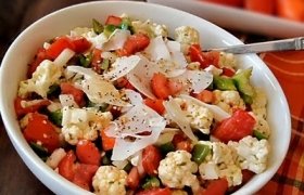 Pomidorų ir žiedinių kopūstų salotos